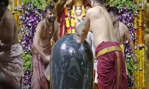 सोमनाथ और नागेश्वर ज्योतिर्लिंग में भक्ति का जन-सैलाब, व्यवस्थित तरीके से हो रहे भक्तों को दर्शन सोमनाथ और नागेश्वर ज्योतिर्लिंग में भक्ति का जन-सैलाब, व्यवस्थित तरीके से हो रहे भक्तों को दर्शन
