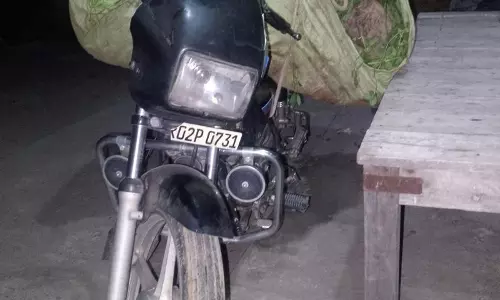 Yamunanagar में वाइल्डलाइफ डिपार्टमेंट ने बाइक सवार लोगों को खैर की लकड़ी की तस्करी करते हुए पकड़ा Yamunanagar में वाइल्डलाइफ डिपार्टमेंट ने बाइक सवार लोगों को खैर की लकड़ी की तस्करी करते हुए पकड़ा