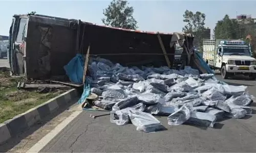 Jammu-Kashmir: अनियंत्रित ट्रक ने मचाई अफरा-तफरी, यातायात प्रभावित