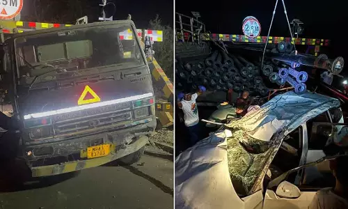 पुराने मुंबई-पुणे हाईवे पर Anda पॉइंट पर तेज़ रफ़्तार टेम्पो ने हाइट बैरिकेड तोड़ा