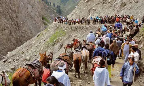 Kashmir के टॉप अधिकारी ने अमरनाथ यात्रा का काम समय पर पूरा करने को कहा