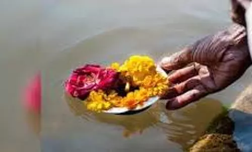 Phalgun Amavasya 2026: पितृ दोष से मुक्ति पाने का सुनहरा मौका, इस विधि से करें तर्पण और दान Phalgun Amavasya 2026: पितृ दोष से मुक्ति पाने का सुनहरा मौका, इस विधि से करें तर्पण और दान