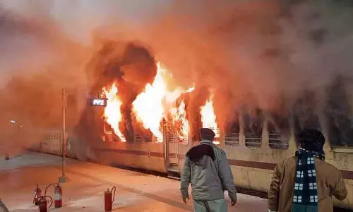 पश्चिम बंगाल में Katwa-अजीमगंज पैसेंजर ट्रेन के कोच में आग लगी; कोई घायल नही पश्चिम बंगाल में Katwa-अजीमगंज पैसेंजर ट्रेन के कोच में आग लगी; कोई घायल नही
