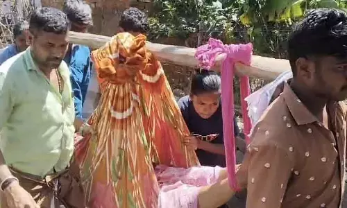 Ambulance समय पर नहीं पहुंची: बुजुर्ग महिला को डोली में ले जाया गया Ambulance समय पर नहीं पहुंची: बुजुर्ग महिला को डोली में ले जाया गया