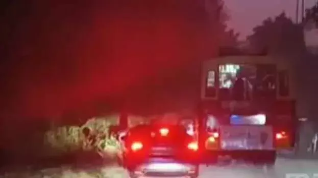 Kerala: इंजन फेल होने से सड़क पर फंसी KSRTC बस, यातायात बाधित