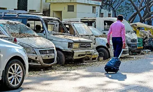 Bengaluru : सड़क पर अनाथ बच्चों के वाहन खड़े हैं Bengaluru : सड़क पर अनाथ बच्चों के वाहन खड़े हैं