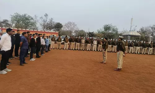 सुरक्षा एस्कॉर्ट और VIP ड्यूटी में तैनात जवानों की परेड सुरक्षा एस्कॉर्ट और VIP ड्यूटी में तैनात जवानों की परेड