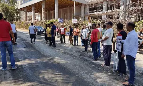 Hulimangala सड़कों पर गड्ढे: निवासियों का मौन विरोध Hulimangala सड़कों पर गड्ढे: निवासियों का मौन विरोध
