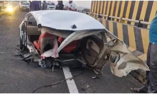 तीन जिंदगी खत्म...अनियंत्रित कार डिवाइडर से टकराकर दो हिस्सों में हुई अलग तीन जिंदगी खत्म...अनियंत्रित कार डिवाइडर से टकराकर दो हिस्सों में हुई अलग
