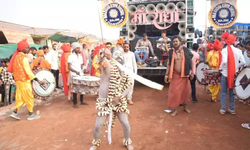 राजिम कुंभ कल्प में निकली नागा साधुओं की शाही शोभायात्रा राजिम कुंभ कल्प में निकली नागा साधुओं की शाही शोभायात्रा