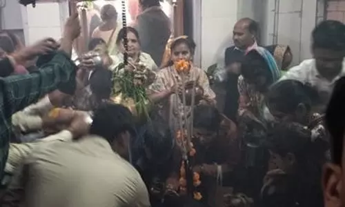 Ayodhya: जलाभिषेक के लिए लाखों श्रद्धालुओं की लंबी कतार Ayodhya: जलाभिषेक के लिए लाखों श्रद्धालुओं की लंबी कतार