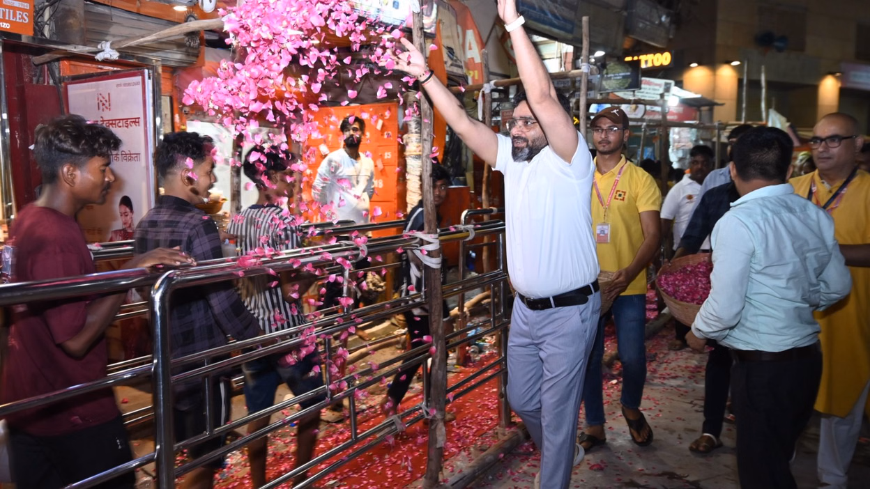 Varanasi: श्रद्धालुओं पर पुष्पवर्षा, गूंजे हर-हर महादेव के जयघोष