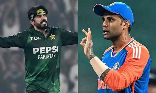 T20 World Cup 2026: भारत-पाक मैच से पहले सूर्यकुमार यादव ने स्पिनर उस्मान तारिक की नकल की T20 World Cup 2026: भारत-पाक मैच से पहले सूर्यकुमार यादव ने स्पिनर उस्मान तारिक की नकल की