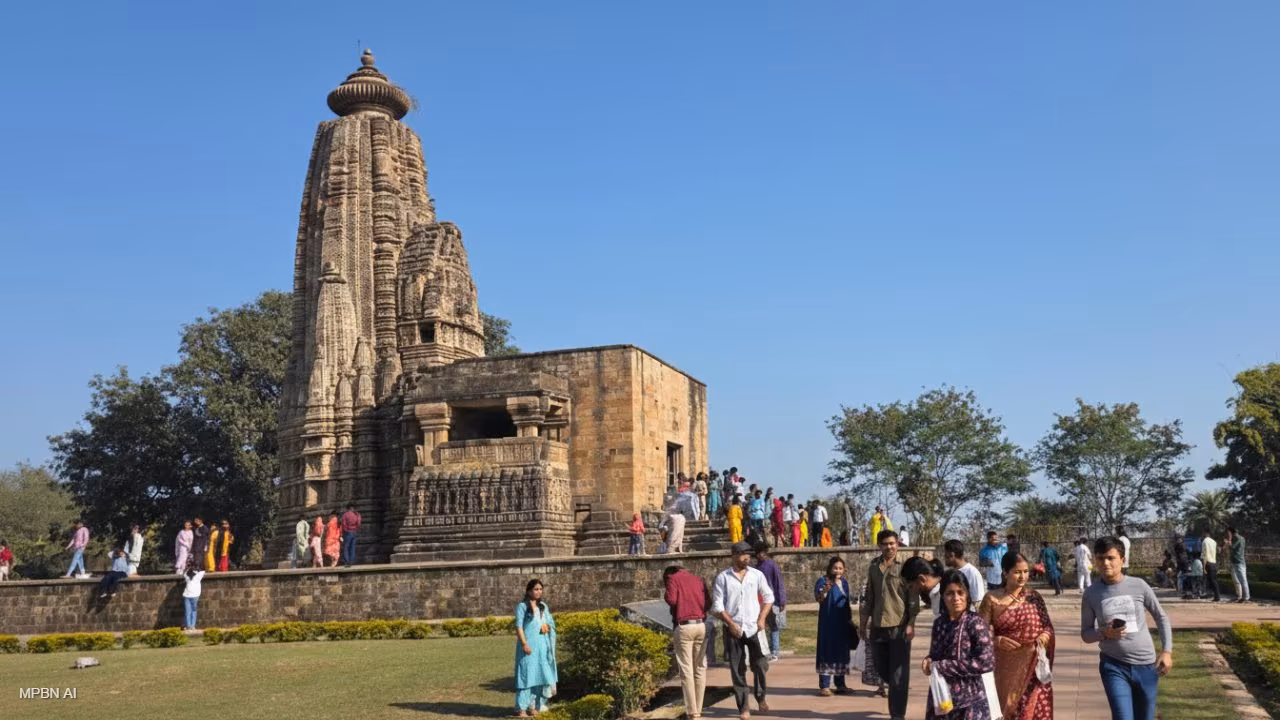 Bhopal: शिवभक्ति में डूबा मध्य प्रदेश, मंदिरों में भारी भीड़ Bhopal: शिवभक्ति में डूबा मध्य प्रदेश, मंदिरों में भारी भीड़