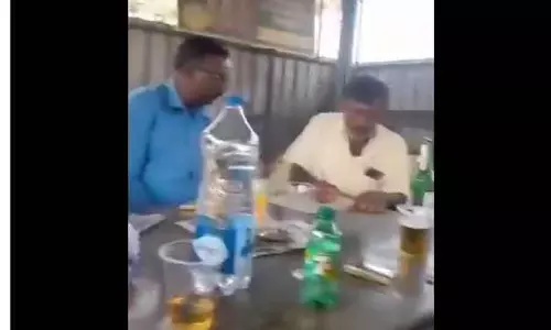 BESCOM स्टाफ ने फाइलें चेक करते समय शराब पी BESCOM स्टाफ ने फाइलें चेक करते समय शराब पी