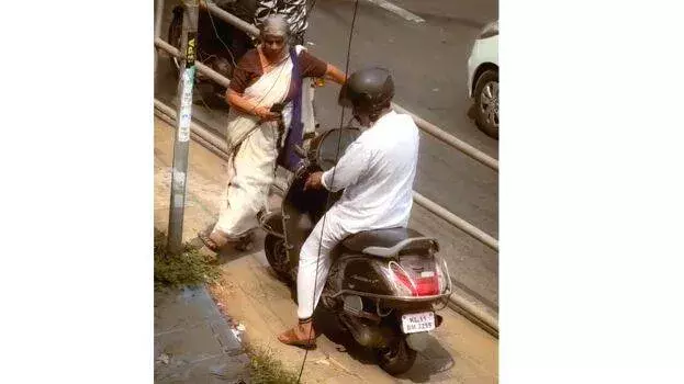 kerala: वायरल क्लिप के बाद प्रशासन का एक्शन, स्कूटर चालक का लाइसेंस गया kerala: वायरल क्लिप के बाद प्रशासन का एक्शन, स्कूटर चालक का लाइसेंस गया