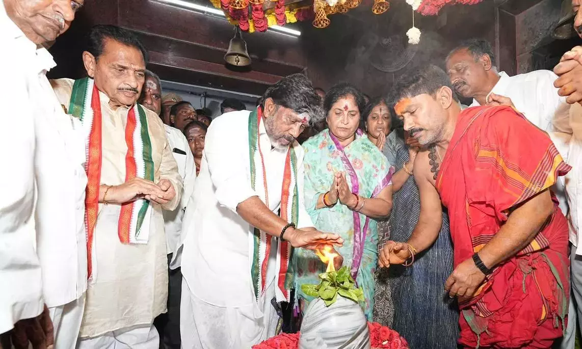 भट्टी ने CM और मंत्रियों के लिए विशेष प्रार्थना की भट्टी ने CM और मंत्रियों के लिए विशेष प्रार्थना की