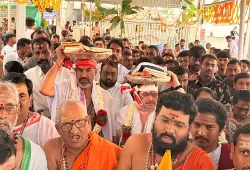 महा शिवरात्रि Ponnam ने भगवान भीमेश्वर स्वामी को पट्टू वस्त्रालु चढ़ाया महा शिवरात्रि Ponnam ने भगवान भीमेश्वर स्वामी को पट्टू वस्त्रालु चढ़ाया