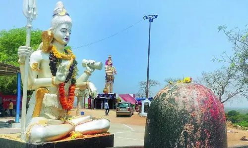 Mahashivaratri कीसरगुट्टा मंदिर में भारी भीड़ उमड़ी Mahashivaratri कीसरगुट्टा मंदिर में भारी भीड़ उमड़ी