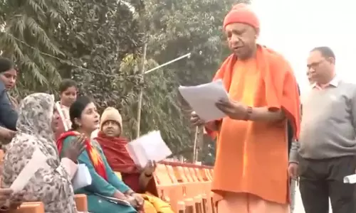 CM ने गोरखपुर में जनता दर्शन के दौरान जनता की शिकायतों को संबोधित किया