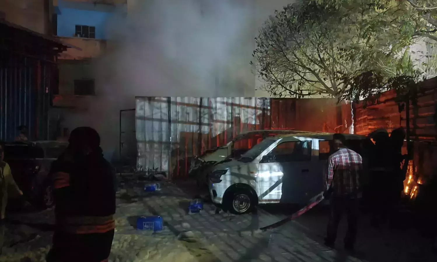 अट्टापुर police ने कार को नुकसान पहुंचाने और दुकान में आग लगाने के आरोप अट्टापुर police ने कार को नुकसान पहुंचाने और दुकान में आग लगाने के आरोप