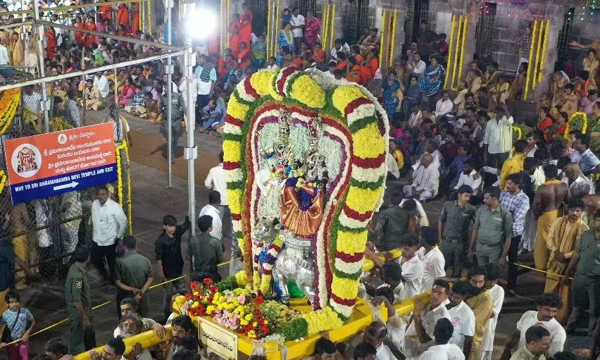 Mahashivratri के लिए भक्तों की खरीदारी से फल, फूल के दाम बढ़े Mahashivratri के लिए भक्तों की खरीदारी से फल, फूल के दाम बढ़े