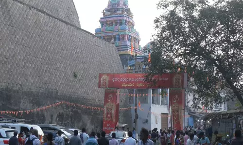 Vijayawada में महाशिवरात्रि के अवसर पर कृष्णा नदी में स्नान करने के लिए श्रद्धालुओं की भारी भीड़ उमड़ी Vijayawada में महाशिवरात्रि के अवसर पर कृष्णा नदी में स्नान करने के लिए श्रद्धालुओं की भारी भीड़ उमड़ी