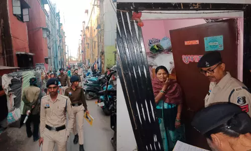 मरीन ड्राइव के आसपास की गलियों में पुलिस का छापा
