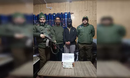 पुलिस ने ड्रग पेडलर को गिरफ्तार किया, प्रतिबंधित सामान बरामद पुलिस ने ड्रग पेडलर को गिरफ्तार किया, प्रतिबंधित सामान बरामद