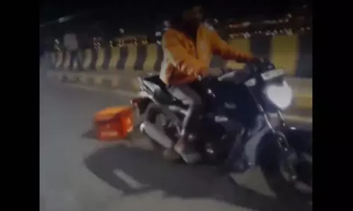 OMG! स्विगी डिलीवरी बॉय का VIDEO, सड़क पर फूड बैग को घसीटते हुए दिखा OMG! स्विगी डिलीवरी बॉय का VIDEO, सड़क पर फूड बैग को घसीटते हुए दिखा