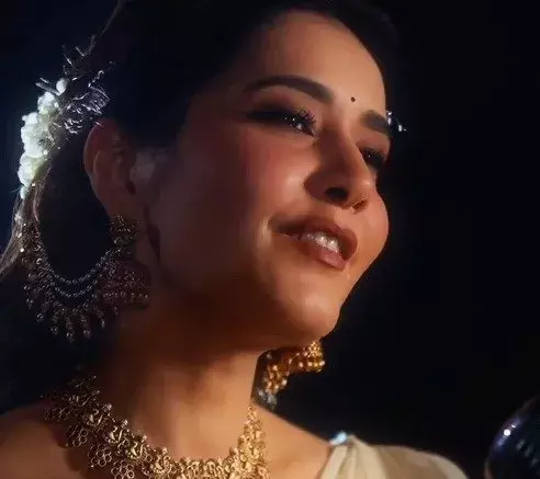 ‘शिव कैलाशों के वासी’ के साथ राशि खन्ना ने महाशिवरात्रि को बनाया खास