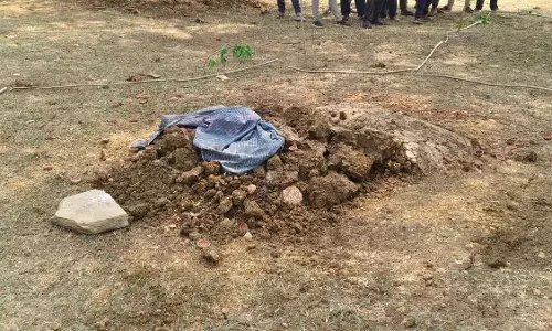दफन बच्ची की लाश के पास तंत्र-मंत्र, गांव में सनसनी