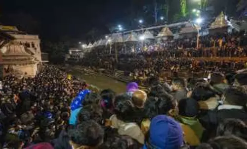 महाशिवरात्रि पर नेपाल के पशुपतिनाथ मंदिर में बड़ी संख्या में भक्त उमड़े
