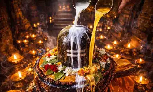 भगवान शिव का अभिषेक कैसे करें? क्या दूध से पूजा करने से ज़्यादा पुण्य मिलेगा? या घी से? भगवान शिव का अभिषेक कैसे करें? क्या दूध से पूजा करने से ज़्यादा पुण्य मिलेगा? या घी से?