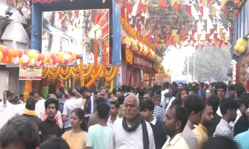 Kolkata के भूतनाथ मंदिर में बड़ी संख्या में श्रद्धालु महाशिवरात्रि की पूजा करने के लिए एकत्र हुए Kolkata के भूतनाथ मंदिर में बड़ी संख्या में श्रद्धालु महाशिवरात्रि की पूजा करने के लिए एकत्र हुए