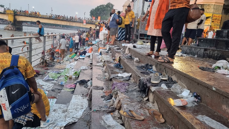 Haridwar: मेला संपन्न होते ही घाटों पर पसरी अव्यवस्था Haridwar: मेला संपन्न होते ही घाटों पर पसरी अव्यवस्था
