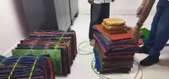 Visakhapatnam में डोरमैट में छिपाकर गांजा तस्करी करने वाले गिरोह का भंडाफोड़ Visakhapatnam में डोरमैट में छिपाकर गांजा तस्करी करने वाले गिरोह का भंडाफोड़