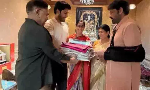 Allu Sirish ने चिरंजीवी को दिया शादी का पहला कार्ड Allu Sirish ने चिरंजीवी को दिया शादी का पहला कार्ड
