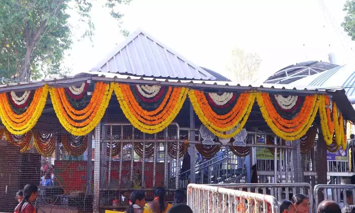 Andhra: पोन्नम प्रभाकर ने वेमुलावाड़ा में भीमेश्वर स्वामी को रेशमी वस्त्र भेंट किए Andhra: पोन्नम प्रभाकर ने वेमुलावाड़ा में भीमेश्वर स्वामी को रेशमी वस्त्र भेंट किए