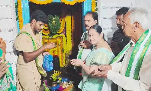 Adilabad के जज ने उमा सोमलिंगेश्वर स्वामी मंदिर में पूजा की