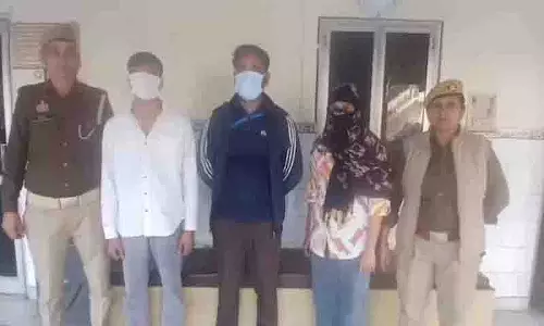 Hapur के एक शख्स ने पत्नी को प्रेमी के साथ पकड़ा, वैलेंटाइन डे पर सड़क पर झगड़ा Hapur के एक शख्स ने पत्नी को प्रेमी के साथ पकड़ा, वैलेंटाइन डे पर सड़क पर झगड़ा