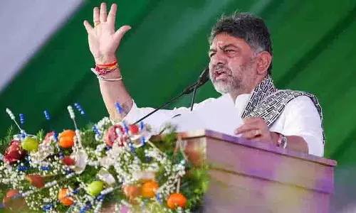 Karnataka के डिप्टी CM डीके ने CM सिद्धारमैया की मूर्ति का अनावरण किया..! Karnataka के डिप्टी CM डीके ने CM सिद्धारमैया की मूर्ति का अनावरण किया..!