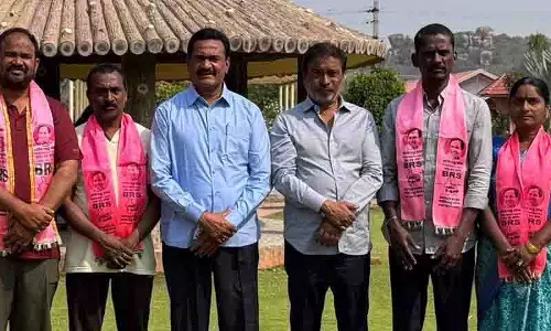 Kamareddy में BRS पार्षदों ने कांग्रेस की अफवाहों को खारिज किया