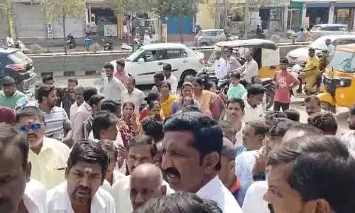Bhubaneswar में कांग्रेस की अराजकता: वोटिंग को लेकर घरों पर बीयर की बोतलों से हमला