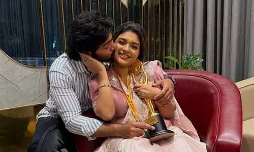 Shabana - आर्यन ने अवॉर्ड के साथ वैलेंटाइन डे मनाया Shabana - आर्यन ने अवॉर्ड के साथ वैलेंटाइन डे मनाया