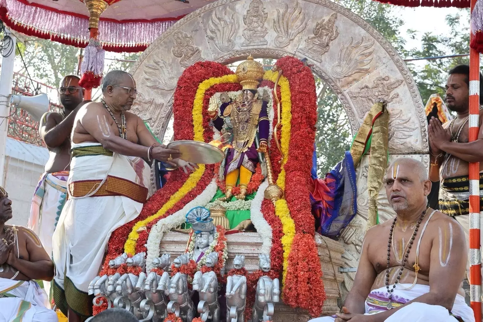Andhra : सूर्य प्रभा, कल्पवृक्ष वाहन सेवा ने भक्तों को मंत्रमुग्ध कर दिया