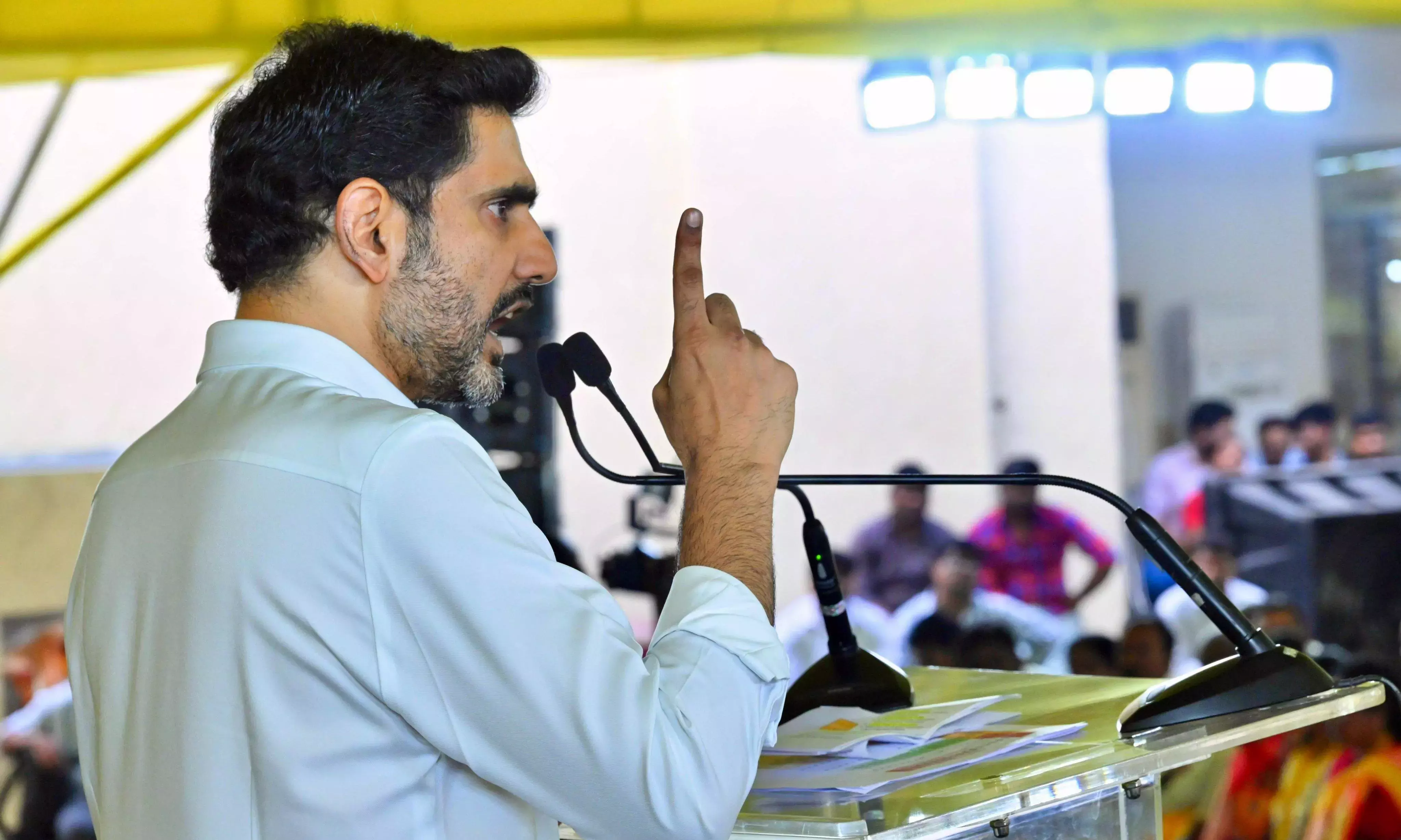 लोकेश ने TD विधायकों से बचाव का रवैया छोड़कर जवाबी हमला करने को कहा लोकेश ने TD विधायकों से बचाव का रवैया छोड़कर जवाबी हमला करने को कहा