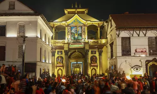 Nepal: हजारों हिंदू श्रद्धालु महाशिवरात्रि के अवसर पर काठमांडू में पशुपतिनाथ पहुंचे