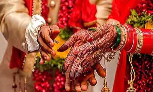 Wedding में शॉक: दूल्हा निकला किन्नर, मचा कोहराम Wedding में शॉक: दूल्हा निकला किन्नर, मचा कोहराम