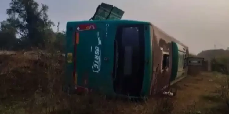 Odisha राज्य सड़क परिवहन निगम की बस मलकानगिरी जिले में पलटने से कई लोग घायल Odisha राज्य सड़क परिवहन निगम की बस मलकानगिरी जिले में पलटने से कई लोग घायल
